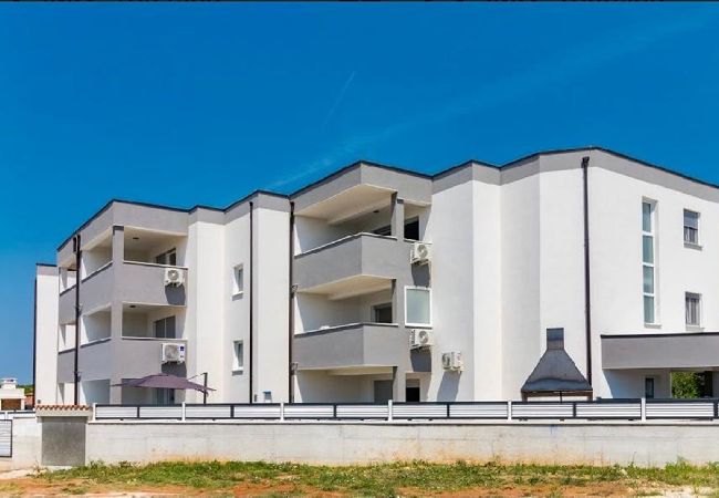 Ferienwohnung in Medulin - Pool-Apartment Sax mit Meerblick (privater Pool) Ferienwohnung in Medulin - Pool-Apartment Sax mit Meerblick (privater Pool)