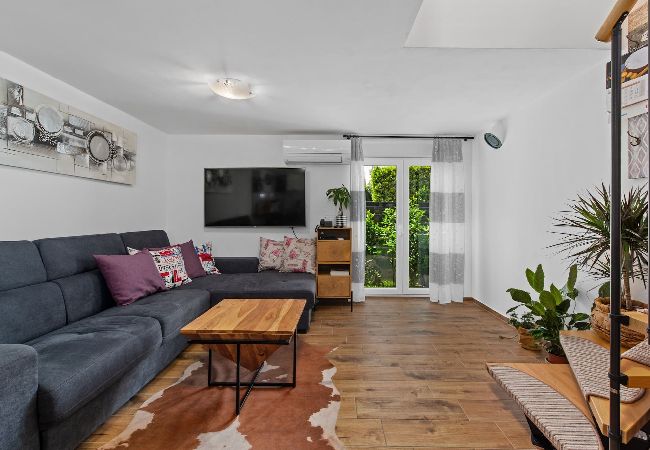 Ferienhaus in Premantura - Holiday Home Sea - Schöner Garten, Meerblick Ferienhaus in Premantura - Holiday Home Sea - Schöner Garten, Meerblick