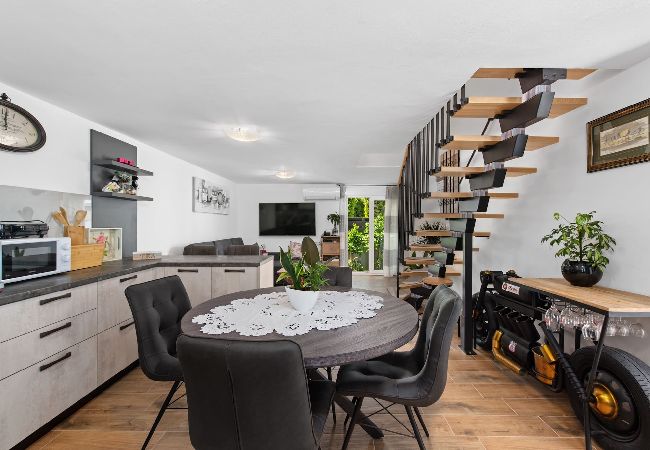 Ferienhaus in Premantura - Holiday Home Sea - Schöner Garten, Meerblick Ferienhaus in Premantura - Holiday Home Sea - Schöner Garten, Meerblick