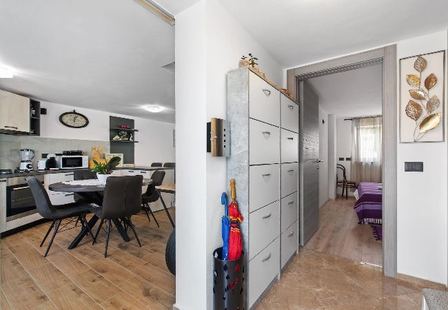 Ferienhaus in Premantura - Holiday Home Sea - Schöner Garten, Meerblick Ferienhaus in Premantura - Holiday Home Sea - Schöner Garten, Meerblick