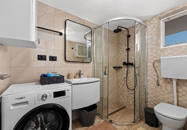 Ferienhaus in Premantura - Holiday Home Sea - Schöner Garten, Meerblick Ferienhaus in Premantura - Holiday Home Sea - Schöner Garten, Meerblick