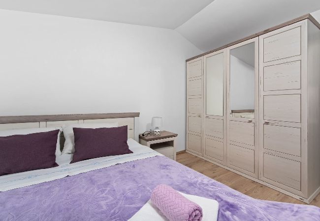 Ferienhaus in Premantura - Holiday Home Sea - Schöner Garten, Meerblick Ferienhaus in Premantura - Holiday Home Sea - Schöner Garten, Meerblick