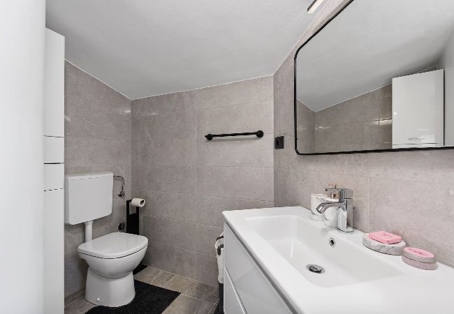 Ferienhaus in Premantura - Holiday Home Sea - Schöner Garten, Meerblick Ferienhaus in Premantura - Holiday Home Sea - Schöner Garten, Meerblick