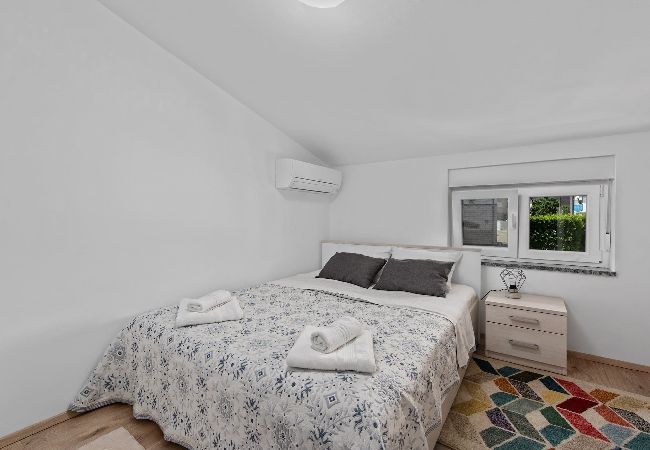 Ferienhaus in Premantura - Holiday Home Sea - Schöner Garten, Meerblick Ferienhaus in Premantura - Holiday Home Sea - Schöner Garten, Meerblick