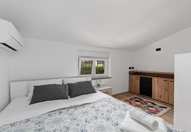 Ferienhaus in Premantura - Holiday Home Sea - Schöner Garten, Meerblick Ferienhaus in Premantura - Holiday Home Sea - Schöner Garten, Meerblick