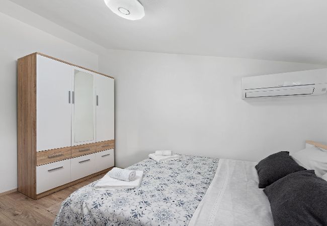 Ferienhaus in Premantura - Holiday Home Sea - Schöner Garten, Meerblick Ferienhaus in Premantura - Holiday Home Sea - Schöner Garten, Meerblick