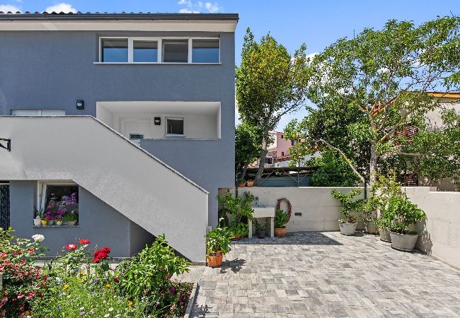 Ferienhaus in Premantura - Holiday Home Sea - Schöner Garten, Meerblick Ferienhaus in Premantura - Holiday Home Sea - Schöner Garten, Meerblick