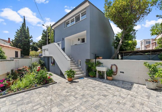 Ferienhaus in Premantura - Holiday Home Sea - Schöner Garten, Meerblick Ferienhaus in Premantura - Holiday Home Sea - Schöner Garten, Meerblick