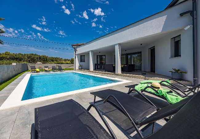 Villa in Pula - Villa Speranza mit privatem beleuchtetem Pool Villa in Pula - Villa Speranza mit privatem beleuchtetem Pool