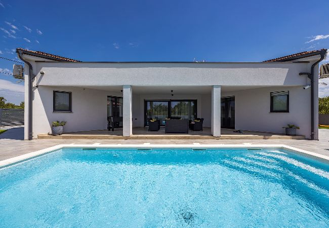 Villa in Pula - Villa Speranza mit privatem beleuchtetem Pool Villa in Pula - Villa Speranza mit privatem beleuchtetem Pool