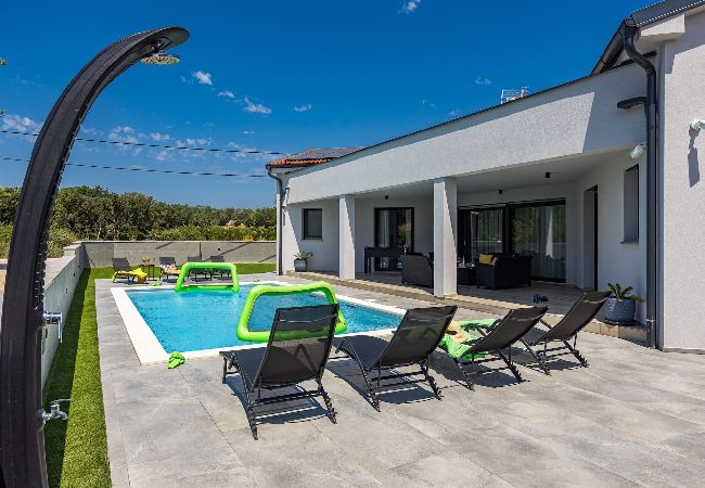 Villa in Pula - Villa Speranza mit privatem beleuchtetem Pool Villa in Pula - Villa Speranza mit privatem beleuchtetem Pool