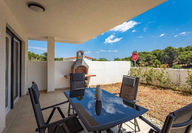 Ferienwohnung in Premantura - Villa Frida - Apartment S2 mit Terasse Ferienwohnung in Premantura - Villa Frida - Apartment S2 mit Terasse