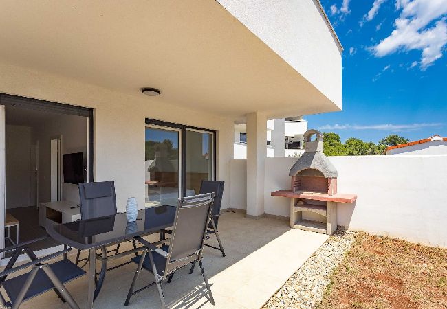 Ferienwohnung in Premantura - Villa Frida - Apartment S2 mit Terasse Ferienwohnung in Premantura - Villa Frida - Apartment S2 mit Terasse