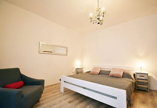 Ferienwohnung in Fažana - Schönes Apartment mit einem Schlafzimmer - Flowers A Ferienwohnung in Fažana - Schönes Apartment mit einem Schlafzimmer - Flowers A