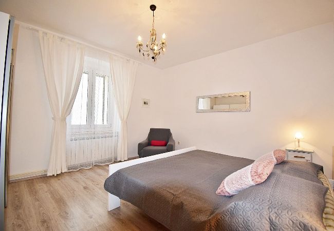 Ferienwohnung in Fažana - Schönes Apartment mit einem Schlafzimmer - Flowers A Ferienwohnung in Fažana - Schönes Apartment mit einem Schlafzimmer - Flowers A