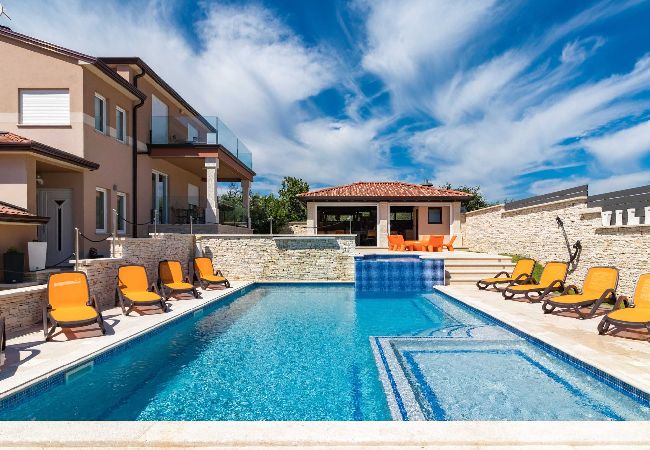 Villa in Valtura - IstraKamen - Pool, Jacuzzi, Basketball & Volleyball Villa in Valtura - IstraKamen - Pool, Jacuzzi, Basketball & Volleyball