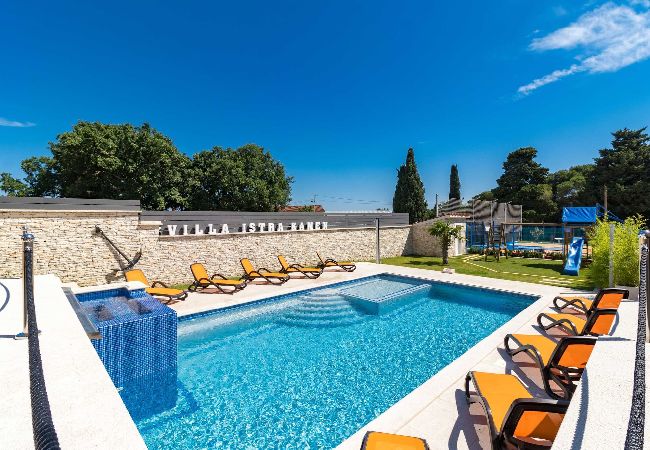 Villa in Valtura - IstraKamen - Pool, Jacuzzi, Basketball & Volleyball Villa in Valtura - IstraKamen - Pool, Jacuzzi, Basketball & Volleyball