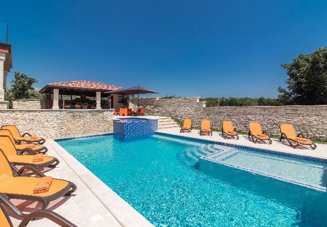 Villa in Valtura - IstraKamen - Pool, Jacuzzi, Basketball & Volleyball Villa in Valtura - IstraKamen - Pool, Jacuzzi, Basketball & Volleyball