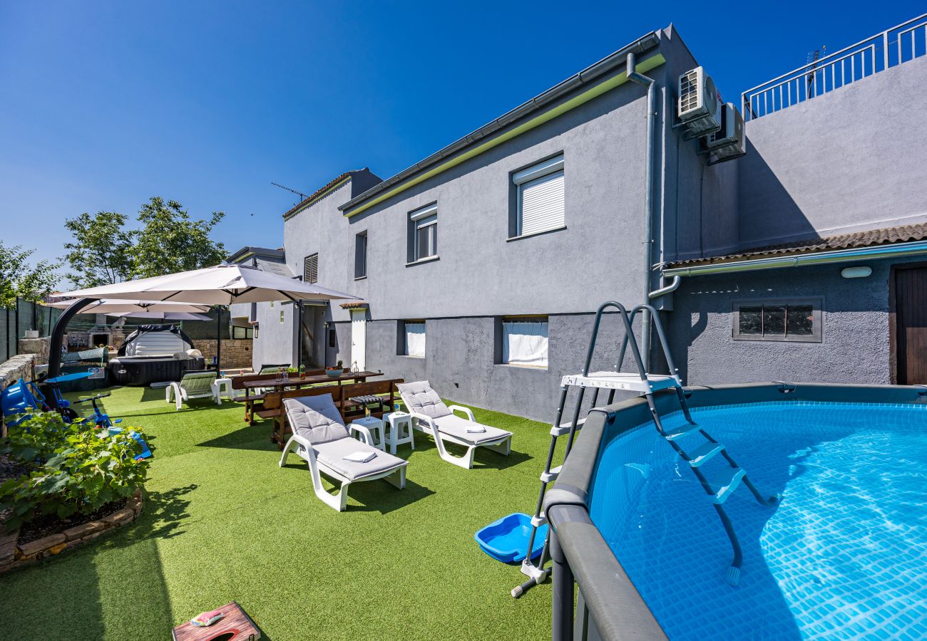 Ferienwohnung in Vodnjan - Kristijan & Jelena – Pool, Whirlpool, Spielplatz