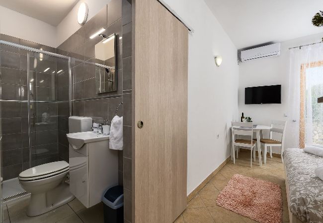 Studio in Drenje - Entspannendes FeWo - Pool, Sauna, Whirlpool 9 Studio in Drenje - Entspannendes FeWo - Pool, Sauna, Whirlpool 9