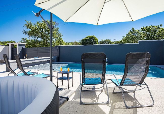 Villa in Gajana - Villa Marsel (4+2) - Privater Pool und Whirlpool Villa in Gajana - Villa Marsel (4+2) - Privater Pool und Whirlpool