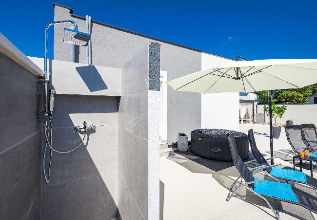 Villa in Gajana - Villa Marsel (4+2) - Privater Pool und Whirlpool Villa in Gajana - Villa Marsel (4+2) - Privater Pool und Whirlpool