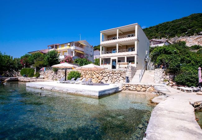 Ferienwohnung in Supetarska Draga - Villa Gulli - Apartment Gold mit Privatstrand Ferienwohnung in Supetarska Draga - Villa Gulli - Apartment Gold mit Privatstrand