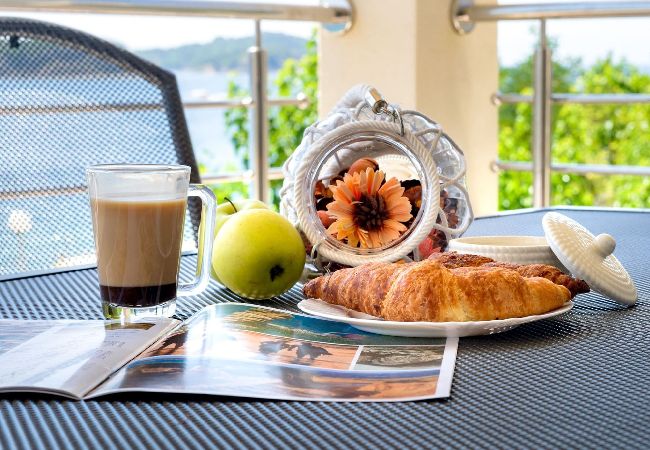 Ferienwohnung in Supetarska Draga - Villa Gulli - Apartment Gold mit Privatstrand Ferienwohnung in Supetarska Draga - Villa Gulli - Apartment Gold mit Privatstrand