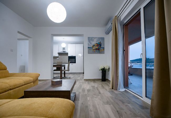 Ferienwohnung in Supetarska Draga - Villa Gulli - Apartment Gold mit Privatstrand Ferienwohnung in Supetarska Draga - Villa Gulli - Apartment Gold mit Privatstrand