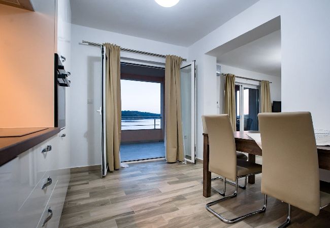 Ferienwohnung in Supetarska Draga - Villa Gulli - Apartment Gold mit Privatstrand Ferienwohnung in Supetarska Draga - Villa Gulli - Apartment Gold mit Privatstrand