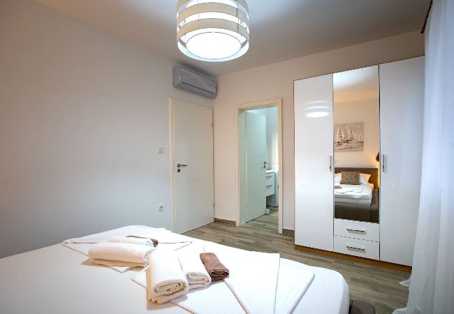 Ferienwohnung in Supetarska Draga - Villa Gulli - Apartment Gold mit Privatstrand Ferienwohnung in Supetarska Draga - Villa Gulli - Apartment Gold mit Privatstrand