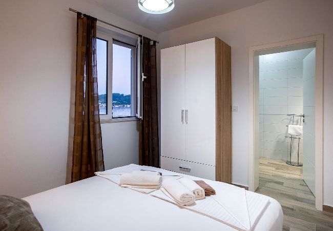 Ferienwohnung in Supetarska Draga - Villa Gulli - Apartment Gold mit Privatstrand Ferienwohnung in Supetarska Draga - Villa Gulli - Apartment Gold mit Privatstrand