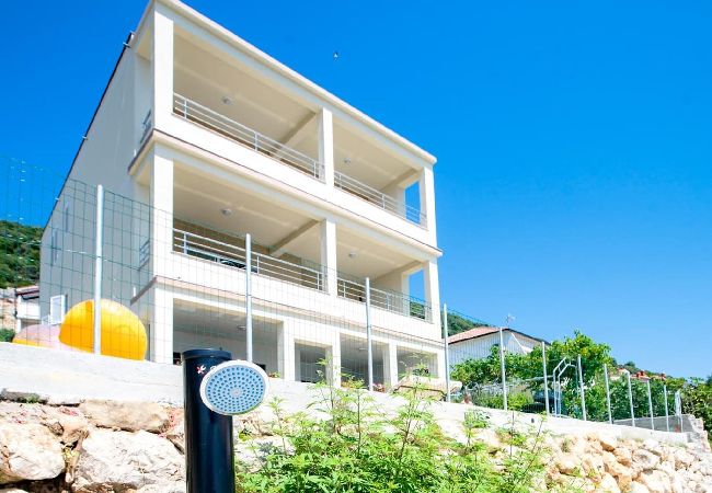 Ferienwohnung in Supetarska Draga - Villa Gulli - Apartment Gold mit Privatstrand Ferienwohnung in Supetarska Draga - Villa Gulli - Apartment Gold mit Privatstrand