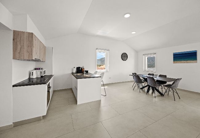 Ferienwohnung in Cres - Bezaubernde Sommerwohnung mit Meerblick Ferienwohnung in Cres - Bezaubernde Sommerwohnung mit Meerblick