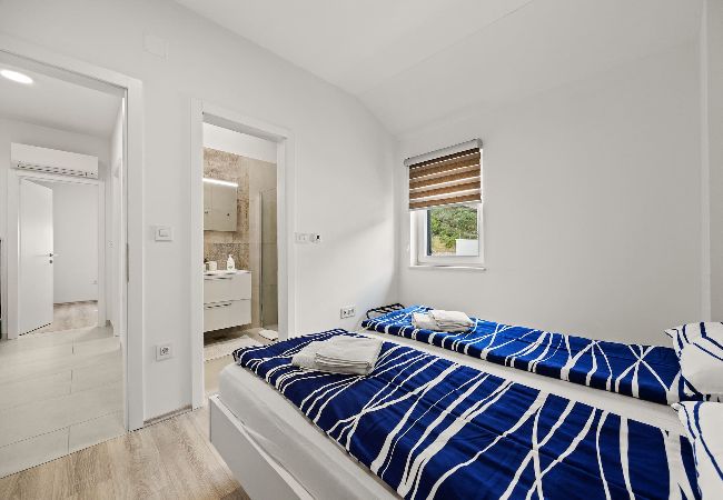 Ferienwohnung in Cres - Bezaubernde Sommerwohnung mit Meerblick Ferienwohnung in Cres - Bezaubernde Sommerwohnung mit Meerblick