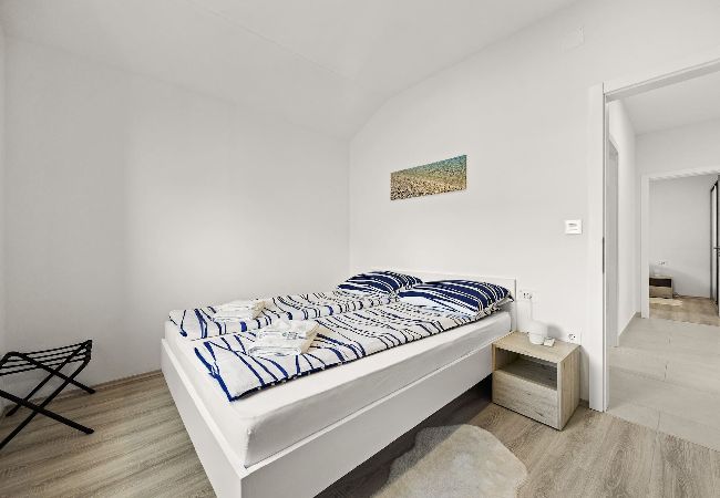 Ferienwohnung in Cres - Bezaubernde Sommerwohnung mit Meerblick Ferienwohnung in Cres - Bezaubernde Sommerwohnung mit Meerblick