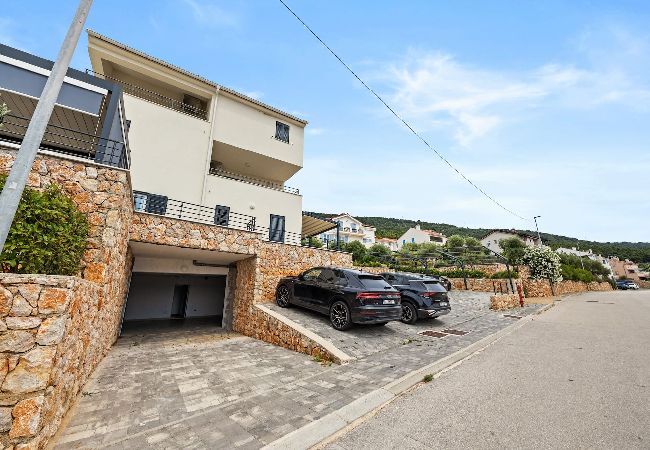 Ferienwohnung in Cres - Bezaubernde Sommerwohnung mit Meerblick Ferienwohnung in Cres - Bezaubernde Sommerwohnung mit Meerblick