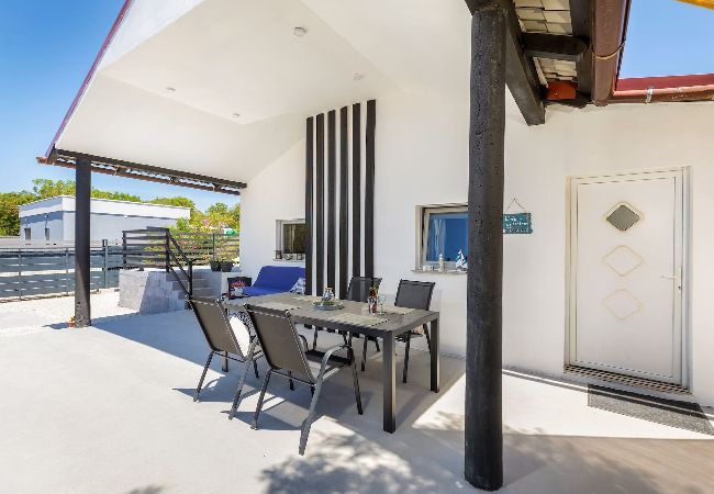 Ferienhaus in Peroj - Eco Beach House Corrine - 100 m vom Strand  Ferienhaus in Peroj - Eco Beach House Corrine - 100 m vom Strand