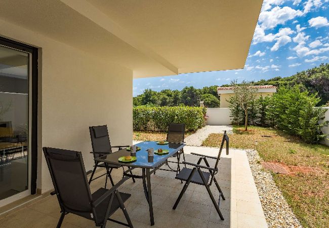 Ferienwohnung in Premantura - Villa Frida - Apartment Fran mit Terrasse Ferienwohnung in Premantura - Villa Frida - Apartment Fran mit Terrasse