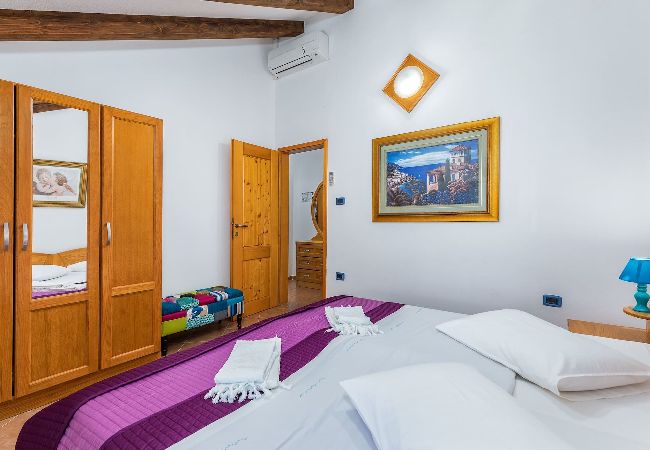 Ferienwohnung in Cres - Urlaub auf der Insel Cres – Lungomare Venezia Ferienwohnung in Cres - Urlaub auf der Insel Cres – Lungomare Venezia