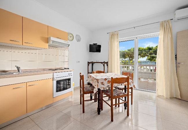 Ferienwohnung in Rab - Meerblick und Bootsliegeplatz - Jurica (4) Ferienwohnung in Rab - Meerblick und Bootsliegeplatz - Jurica (4)