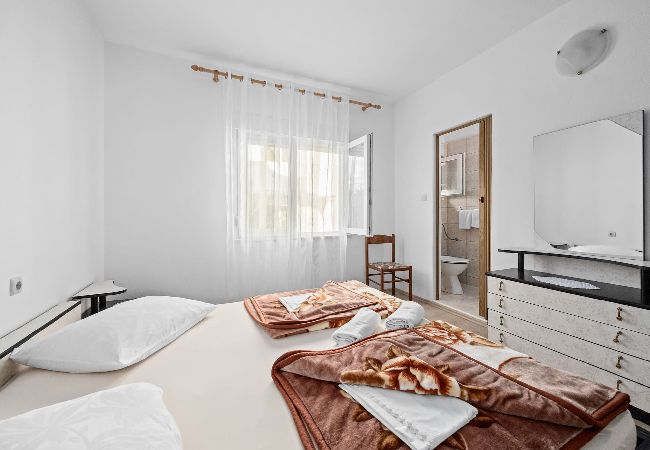 Ferienwohnung in Rab - Meerblick und Bootsliegeplatz - Jurica (Ana) Ferienwohnung in Rab - Meerblick und Bootsliegeplatz - Jurica (Ana)