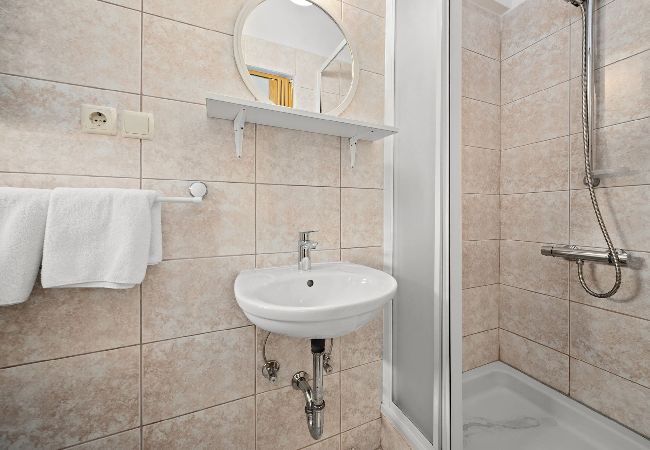 Ferienwohnung in Rab - Meerblick und Bootsliegeplatz - Jurica (Ana) Ferienwohnung in Rab - Meerblick und Bootsliegeplatz - Jurica (Ana)