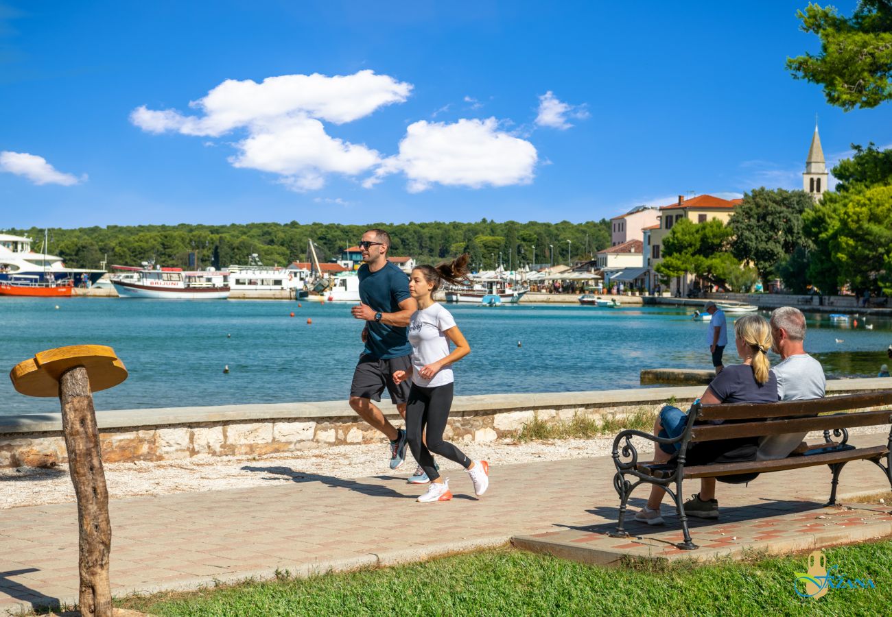 Ferienwohnung in Fažana - Haustierfreundliches Wohnung, Meerblick – Ivana