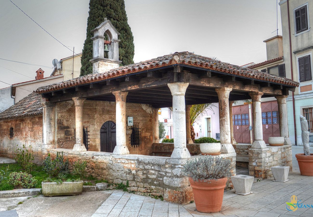 Ferienwohnung in Fažana - Haustierfreundliches Wohnung, Meerblick – Ivana