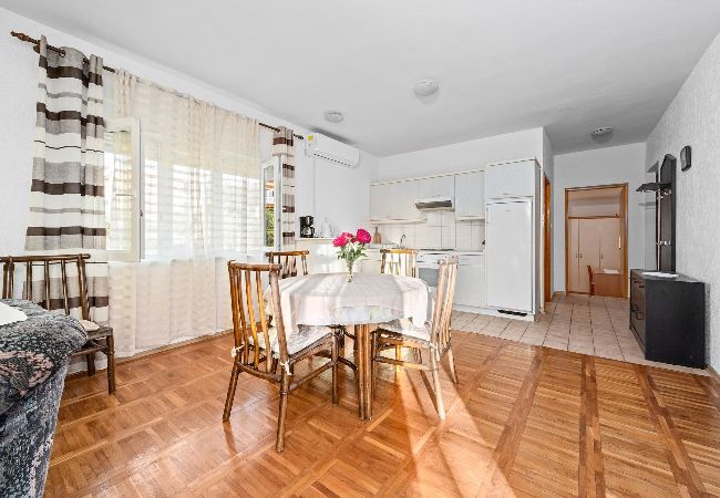 Ferienwohnung in Rab - Meerblick und Bootsliegeplatz - Jurica (Marija) Ferienwohnung in Rab - Meerblick und Bootsliegeplatz - Jurica (Marija)