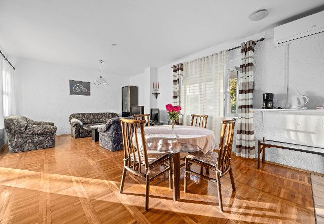 Ferienwohnung in Rab - Meerblick und Bootsliegeplatz - Jurica (Marija) Ferienwohnung in Rab - Meerblick und Bootsliegeplatz - Jurica (Marija)