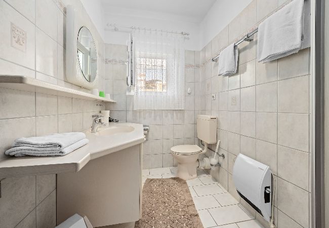 Ferienwohnung in Rab - Meerblick und Bootsliegeplatz - Jurica (Marija) Ferienwohnung in Rab - Meerblick und Bootsliegeplatz - Jurica (Marija)