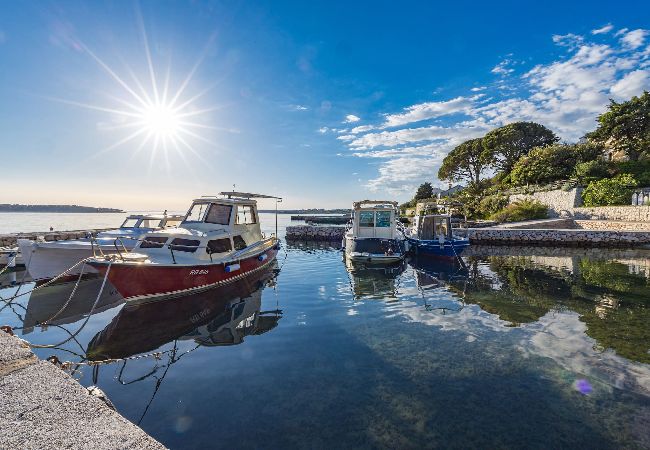 Ferienwohnung in Rab - Meerblick und Bootsliegeplatz - Jurica (Marija) Ferienwohnung in Rab - Meerblick und Bootsliegeplatz - Jurica (Marija)