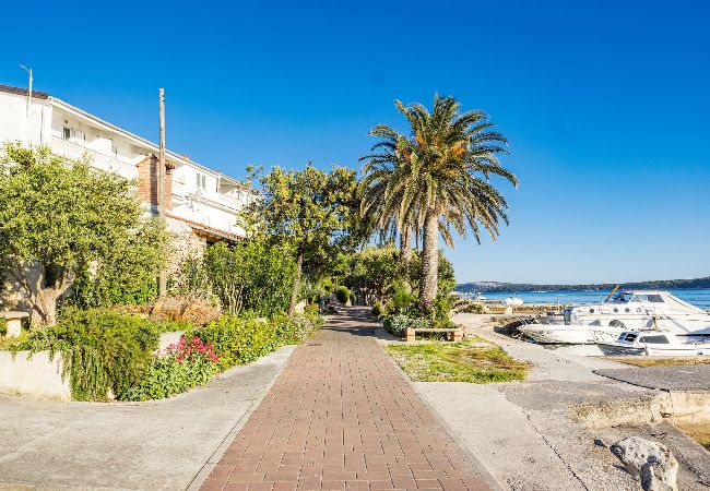 Ferienwohnung in Rab - Meerblick und Bootsliegeplatz - Jurica (Marija) Ferienwohnung in Rab - Meerblick und Bootsliegeplatz - Jurica (Marija)
